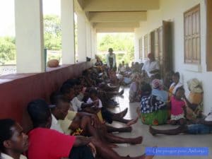 Association médicale dispensaire à Madagascar pirogue pour Ambanja chouponline 3