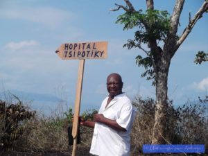 Association médicale dispensaire à Madagascar pirogue pour Ambanja chouponline