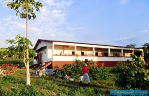 Association médicale dispensaire à Madagascar pirogue pour Ambanja chouponline soins