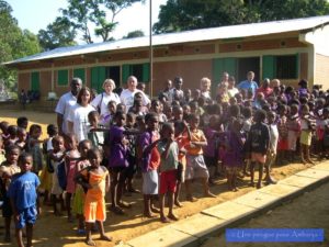 Association médicale dispensaire à Madagascar pirogue pour Ambanja chouponline soins