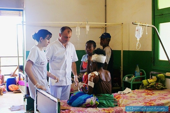 Association-médicale-dispensaire-à-Madagascar-pirogue-pour-Ambanja-chouponline-soins-min