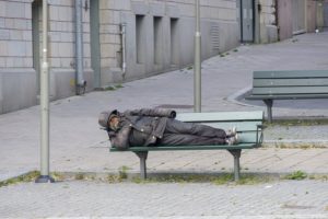 venir en aide aux sdf dormir sur un banc chouponline