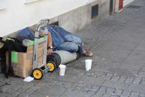 venir en aide aux sdf charriot chouponline